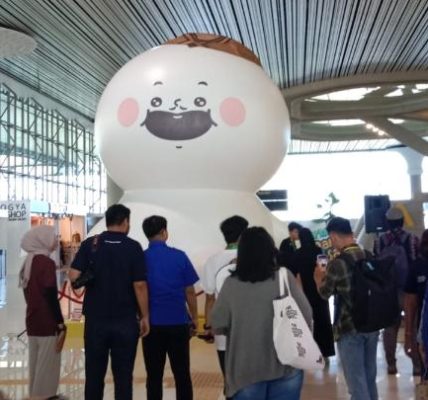 Sambut Libur Nataru, Bandara YIA Yogyakarta Kenalkan Ikon Baru Boneka Bulat Hai Dudu