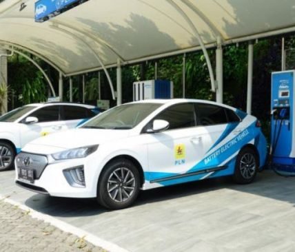 Belasan Titik SPKLU Tersedia di Jalan Tol Selama Libur Nataru